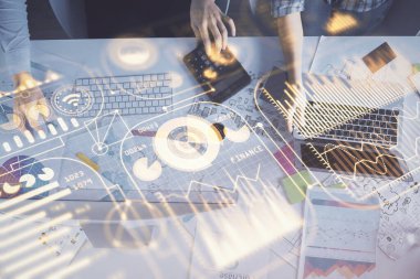 Kadın ve erkeğin birlikte çalışması ve hologram çizimi. Teknoloji konsepti. Bilgisayar arkaplanı.