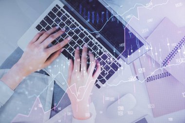 Bilgisayar ve ön grafik hologram çizimi üzerinde çalışan kadın elleri çift pozlama. Üst Manzara. Mali analiz kavramı.