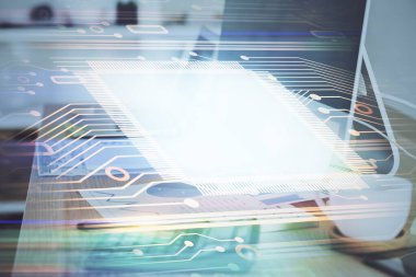 Masaüstü bilgisayarı ve teknoloji temalı holograma çift pozlama. Yazılım geliştirme kavramı.