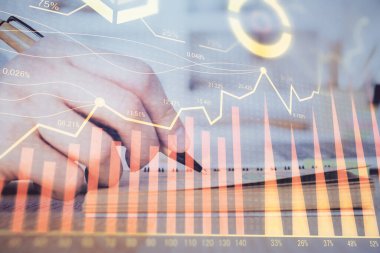 Bir adamın ön x grafiğiyle borsa notları alırken iki kez görüntülenmesi. Araştırma ve ticaret kavramı.