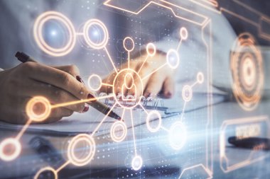 Sosyal ağ temalı hologram ellerin not almasından üstündür. Küresel uluslararası insan kavramı bağlanıyor. Çift pozlama