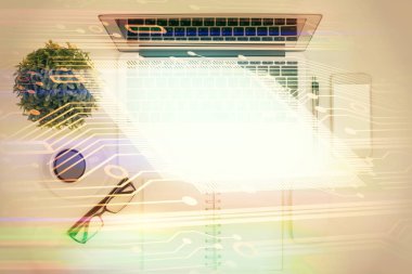 Çalışma masası arkaplanının üstünde bilgisayarla hologram çizen veriye çifte maruz kalma. Ai kavramı.