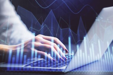 İş kadını ellerinin bilgisayar ve ön x çizelge hologramı çizimlerinde çifte pozlama. Mali analiz kavramı.