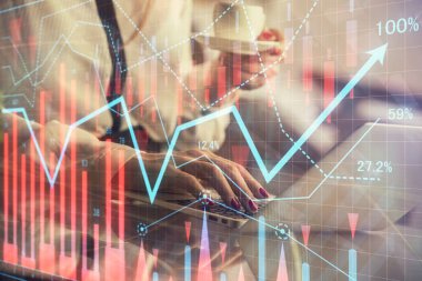 İşkadını ellerinin bilgisayar ve finansal grafik hologramı çizimlerinde çifte pozlama. Borsa analizi kavramı.