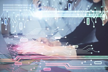 Bilgisayar ve veri temalı hologram çizimleri üzerinde çalışan kadın ellerine çok fazla maruz kalma. Teknoloji kavramı.