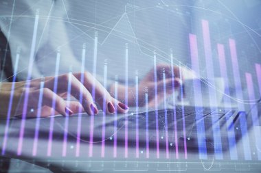 Bilgisayarda ve finansal grafik hologramında yazı yazan kadın ellerine çoklu maruz kalma. Borsa analizi kavramı.