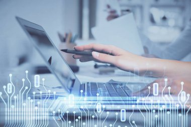 Bilgisayar ve veri temalı hologram çizimleri üzerinde çalışan kadın ellerine çok fazla maruz kalma. Teknoloji kavramı.