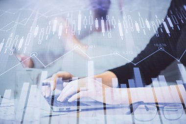 Bilgisayarda ve finansal grafik hologramında yazı yazan kadın ellerine çoklu maruz kalma. Borsa analizi kavramı.