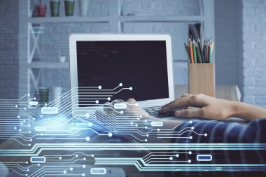 Bilgisayar ve veri temalı hologram çizimlerinde çalışan kadın elleri çift pozlama. Teknoloji kavramı.