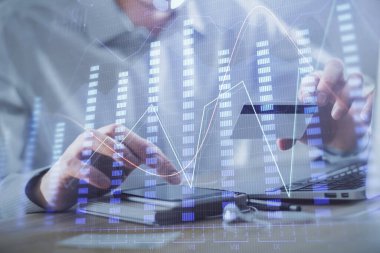Ellerinde kredi kartı ve forex çizimi olan bir adamın çift pozu. İnternet E-ticaret kavramında hisse senedi ve dijital fintech.