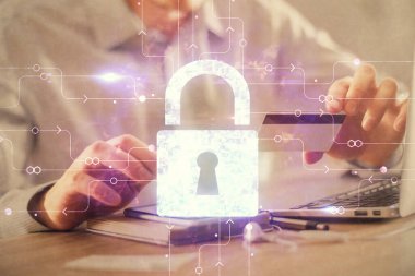 Elinde kredi kartı ve kilit çizimi olan bir adamın ellerine iki kez maruz kalmış. E-ticaret ve teknoloji güvenlik kavramı.