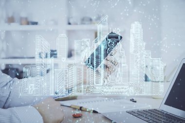 Dijital bir cihaz ve şehir çizimi kullanarak insanın ellerini tutarken çift pozlama.