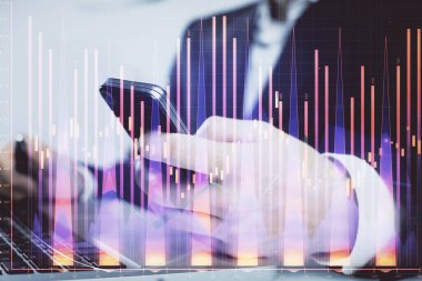 Dijital telefon ve forx grafik çizimi kullanarak adamın elini tutarken birden fazla pozlama. Finansal piyasa kavramı.