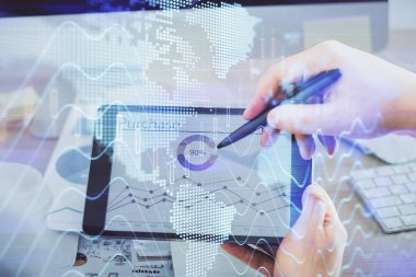 Bir adamın elini tutarken ve bir telefon ve finansal çizim kullanırken çift pozlama. Pazar analizi kavramı.