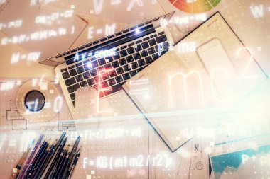 Masaüstü arka planında formül çizimleri olan fizik ve matematik temalı hologram. Üst Manzara. Çoklu maruz kalma. Eğitim kavramı.