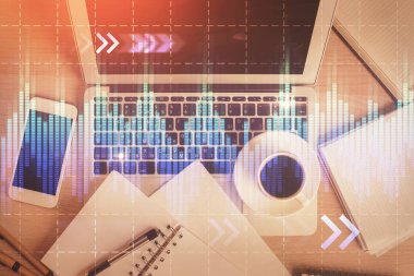 Borsa tablosu ve masa arkasındaki en iyi görüntü bilgisayarı. Çifte maruziyet. Mali analiz kavramı.