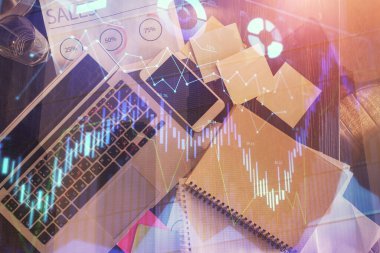 Finans piyasası grafiği ve masaüstü bilgisayarının üst görüntüsü. Çoklu maruz kalma. Yatırım kavramı.