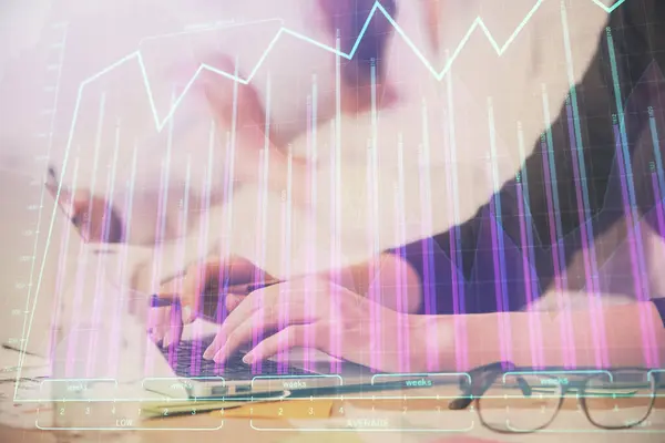 Multi Blootstelling Van Vrouw Handen Typen Computer Financiële Grafiek Hologram — Stockfoto
