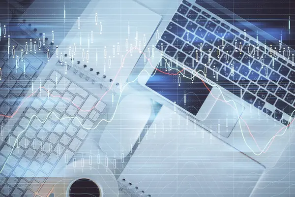 デスクトップ上の金融市場グラフとトップビューコンピュータ 多重露光 投資の概念 — ストック写真