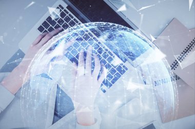 Bilgisayar ve finansal temalı hologram çizimleri üzerinde çalışan kadın elleri çift pozlama. Üst Manzara. İş konsepti.