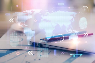 Bilgisayar ve dünya haritası hologramıyla masaüstü çifte pozlama. Uluslararası veri ağı kavramı.