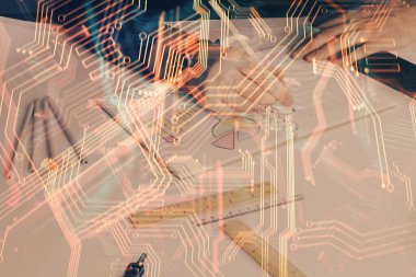 İnsan ellerinin arka planını ve endüstriler için soyut yenilikçi teknolojileri kapatın. Çoklu pozlama.