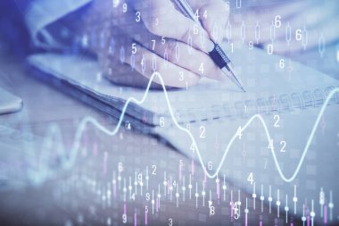 Bir kadın eller Not defteri hisse senedi piyasası hakkında bilgi yazma. Ön Forex grafik hologramlar. Araştırma kavramı. Çoklu pozlama