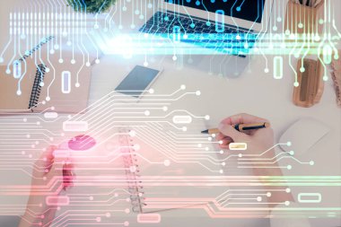 Veri teknolojisi hologramıyla arka planda el yazısının iki katına çıkarılması. Büyük veri kavramı.