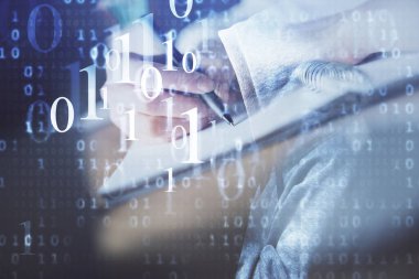 Teknoloji ve dijital kodlama simgeleriyle arka planda kadın elinin çifte pozu. Veri geliştirme konsepti. Kapat..