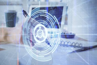 Dijital kodlama simgeleriyle notlar alan ellere çift pozlama. Bilgisayar öğrenme kavramı.