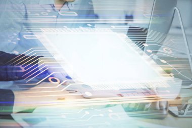 Bilgisayar geçmişi üzerinde çalışan bir adamla teknolojinin hologramına çifte maruz kalma. Büyük veri kavramı.