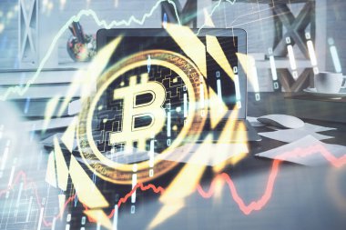 Blockchain temalı holograma ve bilgisayar arkaplanlı masaya çoklu maruz kalma. Bitcoin şifreleme para birimi kavramı.