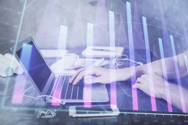 Arka planda bilgisayarla çalışan bir adamla iki kez ön x çizelgesine maruz kaldık. Pazar analizi kavramı.