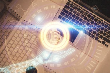 Masaüstü arkaplanındaki bilgisayarın üzerinden engelleme temalı hologram çizimleri. Üst Manzara. Çift pozlama.