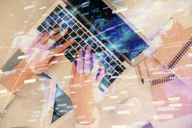 Bilgisayar ve veri temalı hologram çizimlerinde çalışan kadın elleri çift pozlama. Üst Manzara. Teknoloji konsepti.