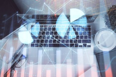 Bilgisayarla birlikte çok sayıda finansal şema çizimi. Araştırma kavramı. Üst görünüm.