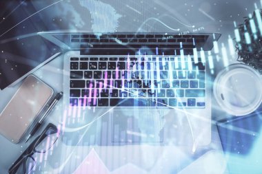 Bilgisayarla birlikte çok sayıda finansal şema çizimi. Araştırma kavramı. Üst görünüm.