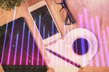 Masaüstünde telefonlu ön x grafik hologramına çift pozlama. Üst Manzara. Mobil ticaret platformu kavramı.