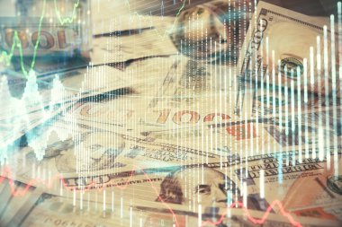 Forx grafiğinin çok sayıda görüntüsü bize dolar banknotları arka planında görünüyor. Finansal başarı piyasası kavramı.