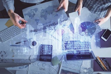 Kadın ve erkeğin birlikte çalıştığı ve binaların hologram çizimlerinin çifte pozlanması. Bilgisayar arkaplanı. Üst Manzara. Akıllı şehir konsepti.