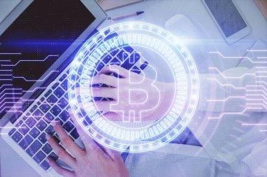 Bilgisayarda çalışan kadın elleri ve engelleme temalı hologram çizimleri. Üst Manzara. Bitcoin kripto para birimi kavramı.