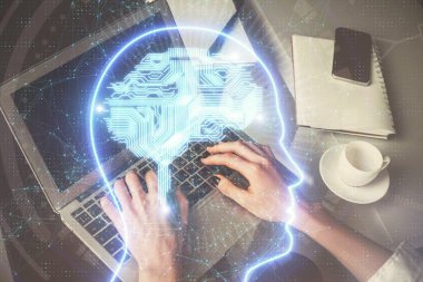 Bilgisayar ve beyin hologramı çizimleri üzerinde çalışan kadın elleri çift pozlama. Ai kavramı.