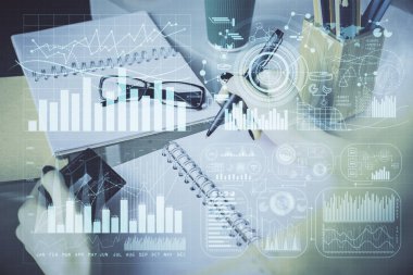 İnternetten alışveriş yapan kadının elinde kredi kartı ve mali grafik çizimi var. Borsa E-ticaret kavramı.