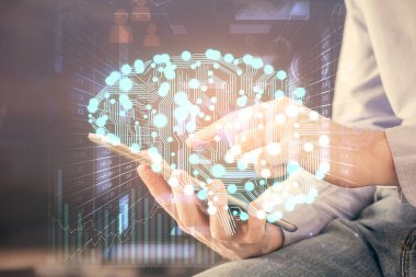 Bir adamın elini tutarken ve dijital bir cihaz ve beyin hologramı çizerken çift pozlama. Veri kavramı.