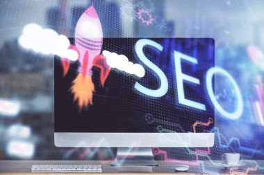 Bilgisayar ve seo çizim hologramı olan çok katmanlı bir tablo. Arama optimizasyon kavramı.