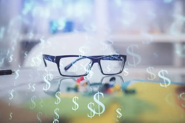 テーブルの上に眼鏡をかけた金融グラフのホログラム ビジネスの概念 二重露光 — ストック写真