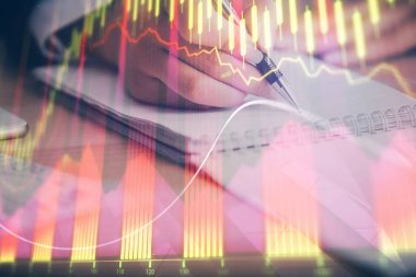 Bir kadın eller Not defteri hisse senedi piyasası hakkında bilgi yazma. Ön Forex grafik hologramlar. Araştırma kavramı. Çoklu pozlama