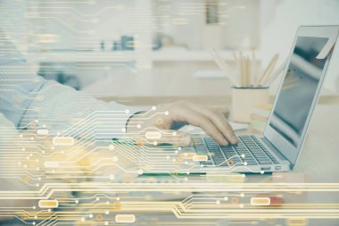 Teknoloji temalı dizüstü bilgisayarla çalışan bir iş adamı. Büyük veri kavramı. Çift pozlama.