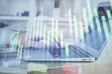 Arka planda dizüstü bilgisayar üzerinde çalışan adam ile borsa grafiği çift pozlama. Finansal analiz kavramı.