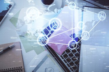 Masaüstü arkaplanındaki bilgisayar üzerinden sosyal ağ hologramı çizimleri. Üst Manzara. Çoklu maruz kalma. İnsanlarla bağlantı kavramı.